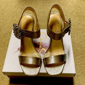 Jessica Simpson bindy shimmer silver sandals. Size 7 never worn.